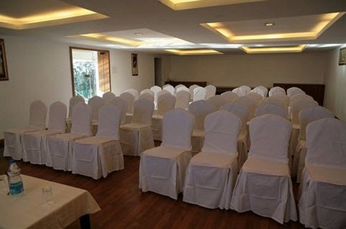 Deccan Plaza Hotel - Udagamandalam Exterior photo